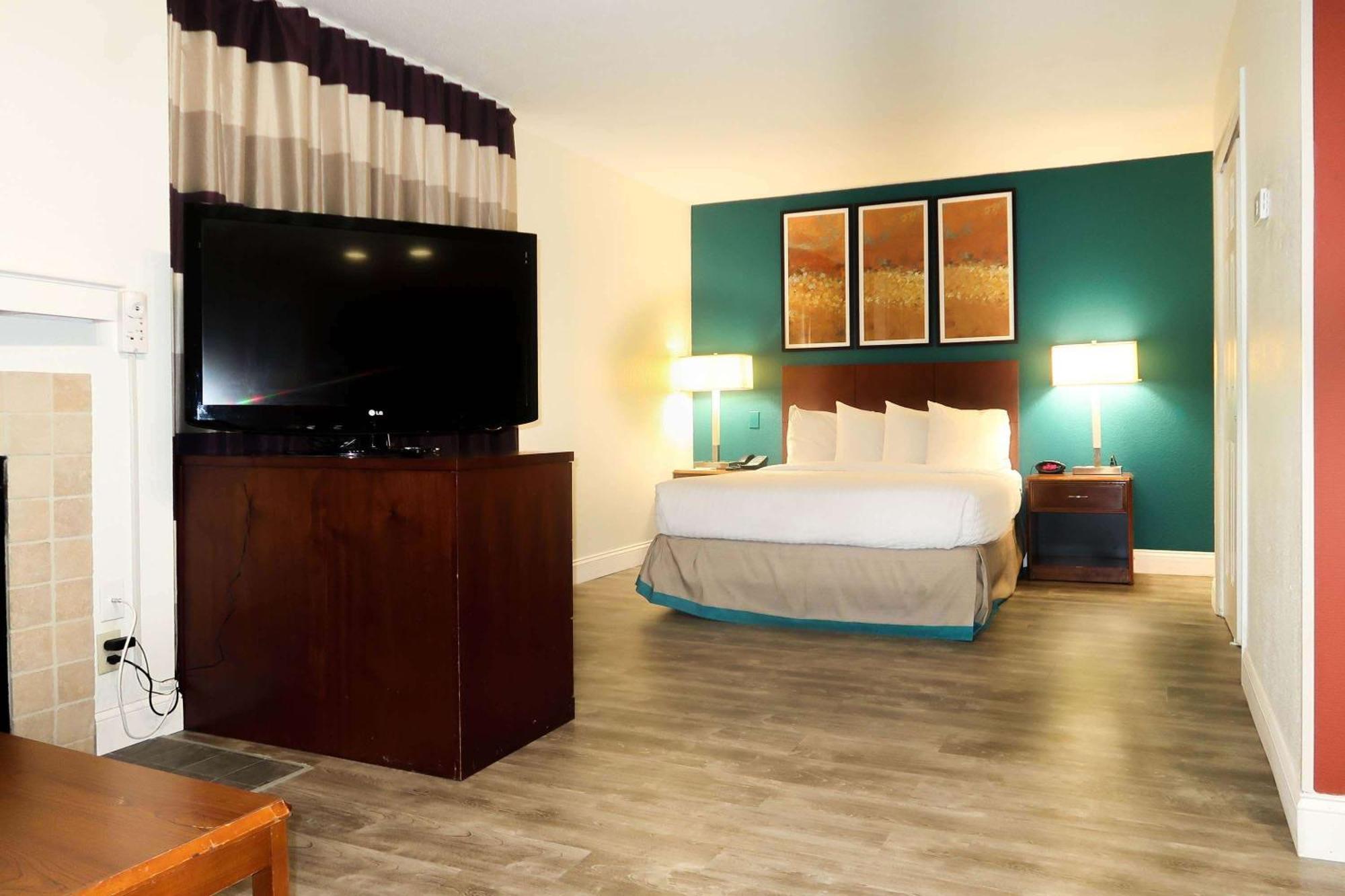 Tysons Corner Suites, A Baymont By Wyndham Vienna Bagian luar foto